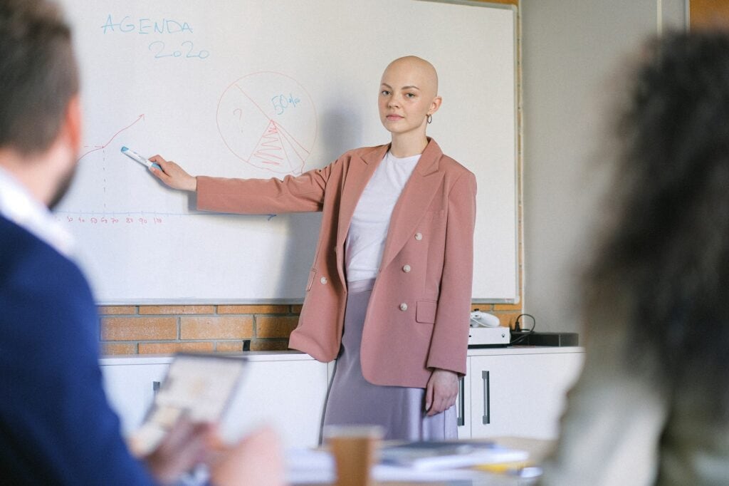 Na imagem, temos uma professora explicando os direitos do trabalhador autonomo