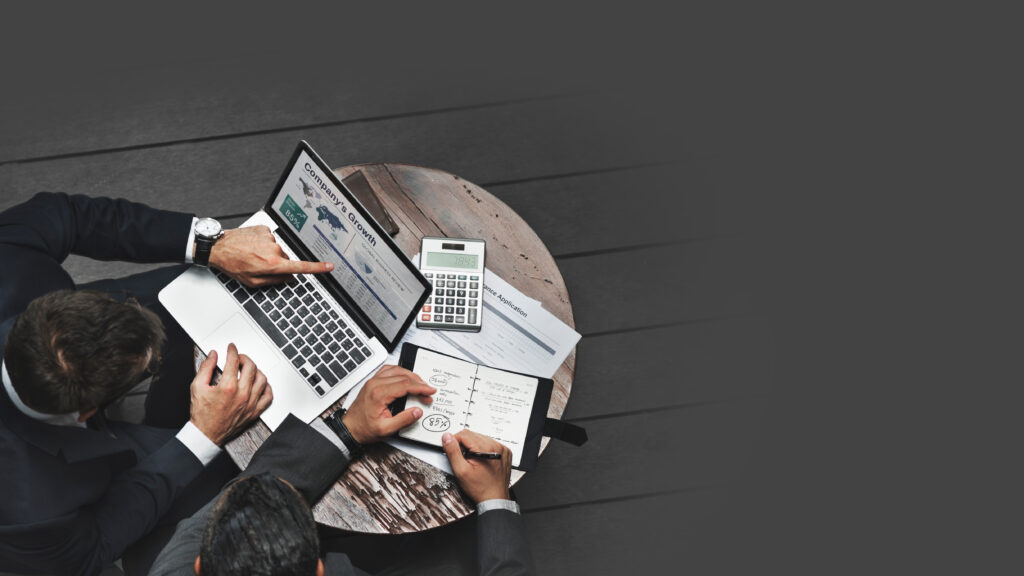 Na imagem, temos dois empreendedores em frente ao seu computador. Ela estão buscando estratégias para ter vantagem competitiva no mercado em que atuam.